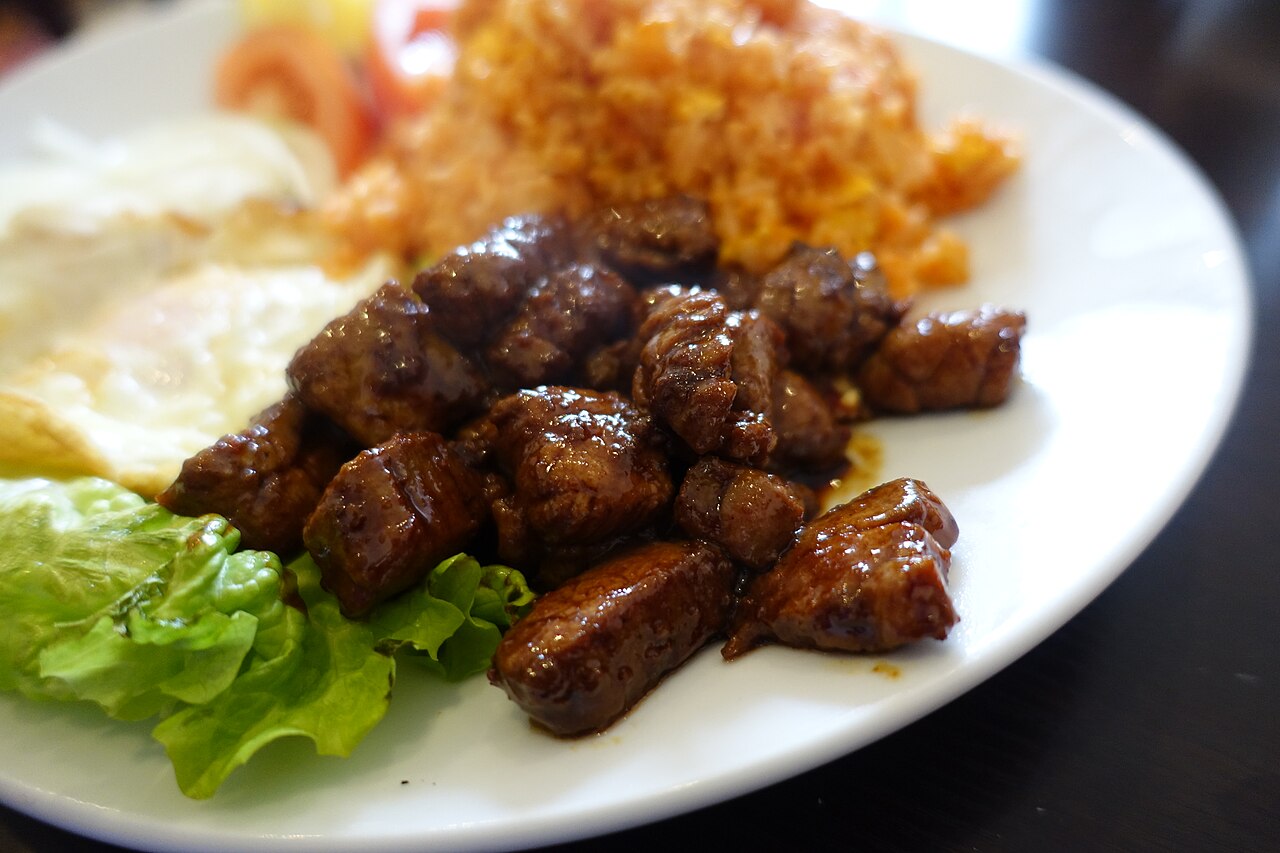 Loc lac de bœuf : cubes de bœuf sautés servis avec riz, œuf au plat et salade