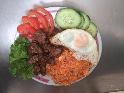 Assiette de riz sauté au porc et œuf au plat