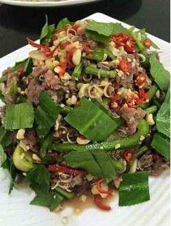 Salade de bœuf épicée aux herbes fraîches