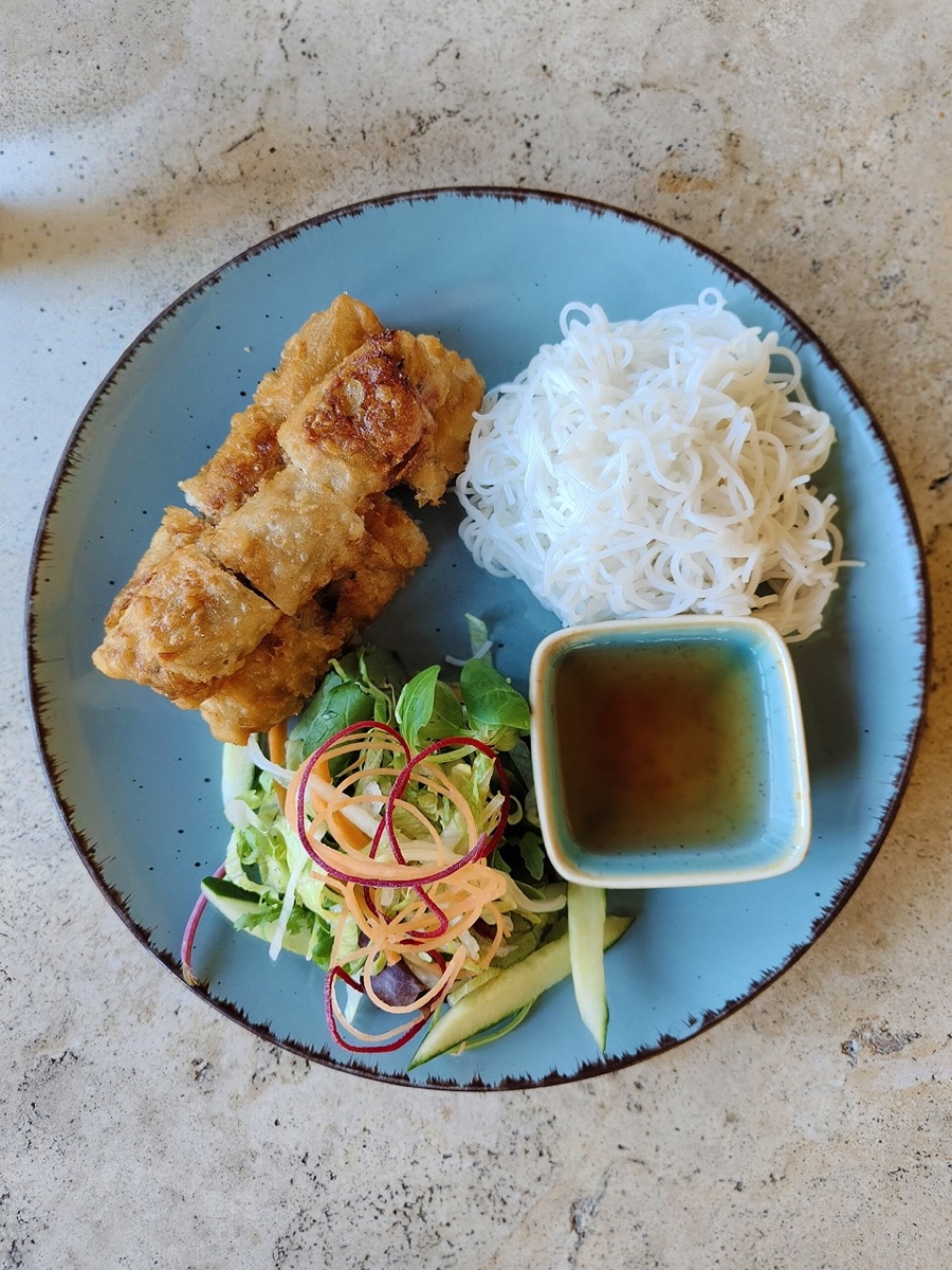 Bo-bun avec nems et vermicelles de riz