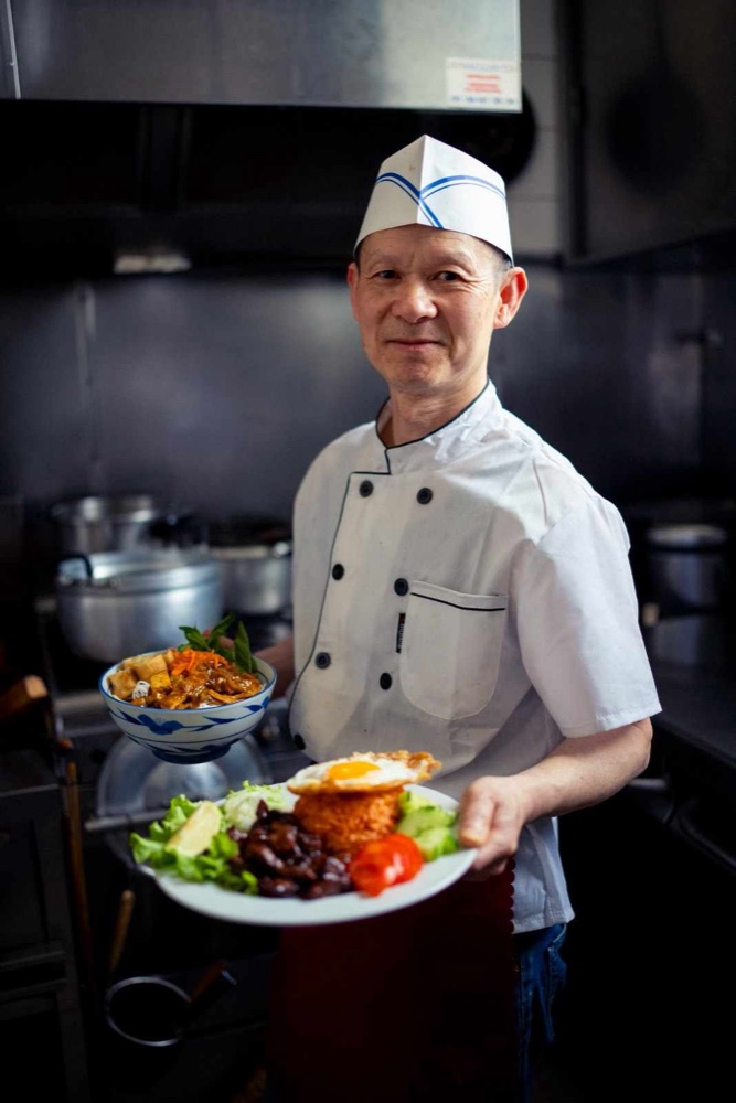 Christian, notre chef, en cuisine avec ses plats faits maison