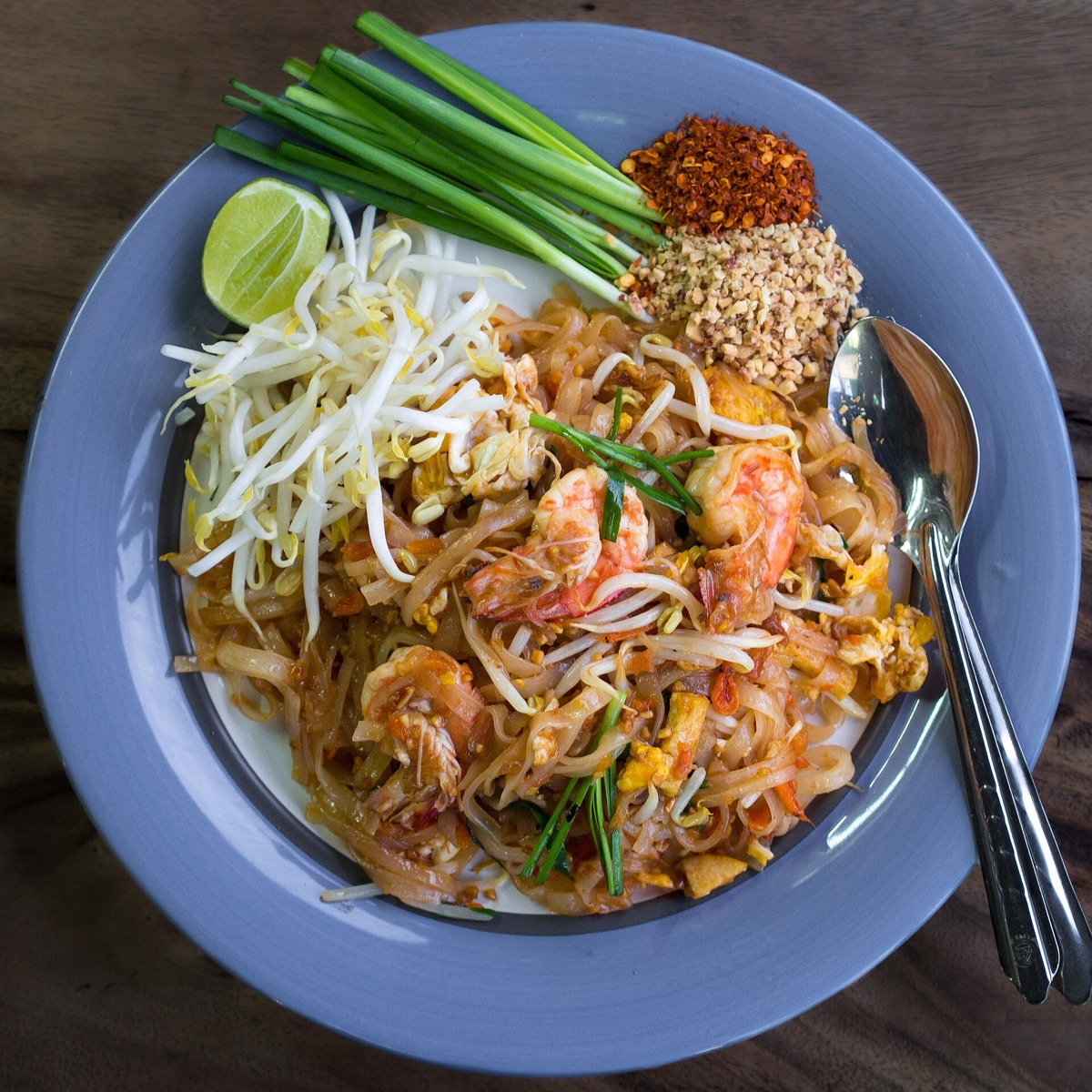 Pad thaï aux crevettes, arachides et citron vert
