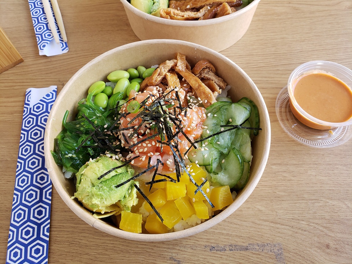 Poké bowl au saumon, mangue et avocat