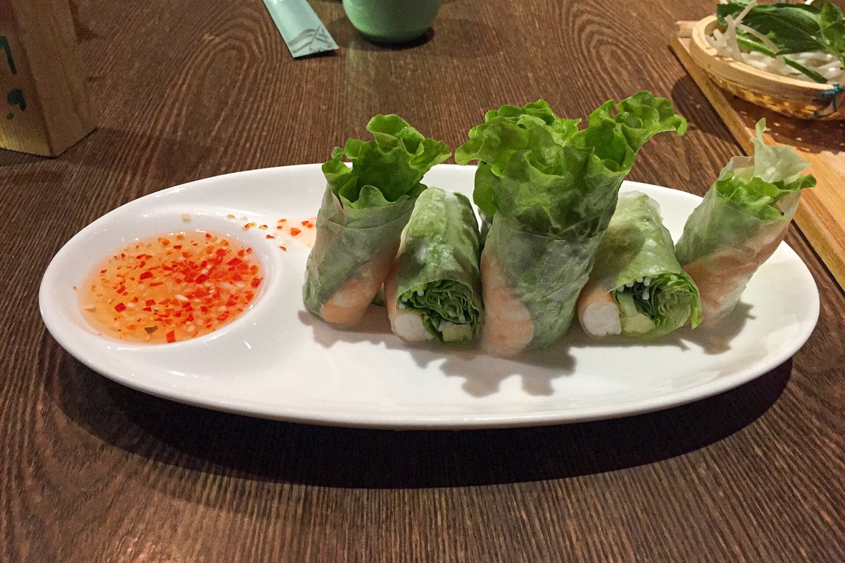 Rouleaux de printemps frais et leur sauce