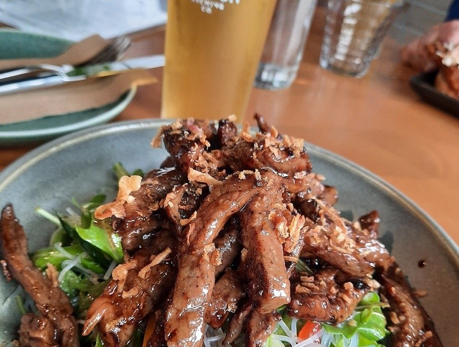 Salade de bœuf grillé aux herbes fraîches