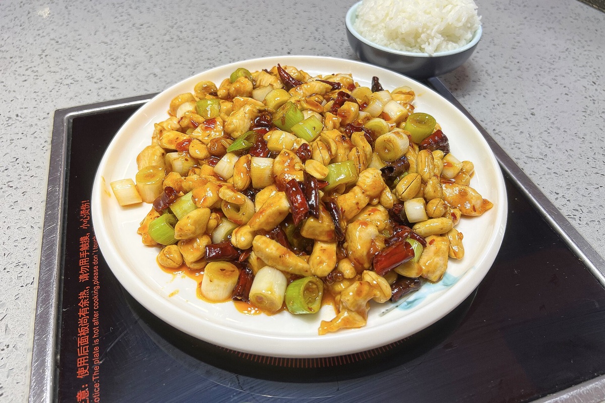 Poulet sauté au wok aux piments et cacahuètes